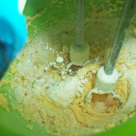 Krok 2 - Drożdżowe gofry z bitą śmietaną i sosem cytrynowym foto