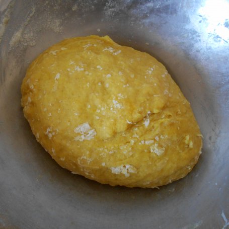 Krok 2 - Drożdżowe kurkumowe słoneczka z miętowym serem foto