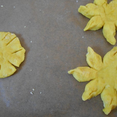Krok 4 - Drożdżowe kurkumowe słoneczka z miętowym serem foto