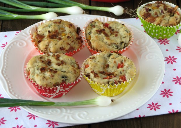 Fotografia przedstawiająca Drożdżowe muffinki z kabanosami