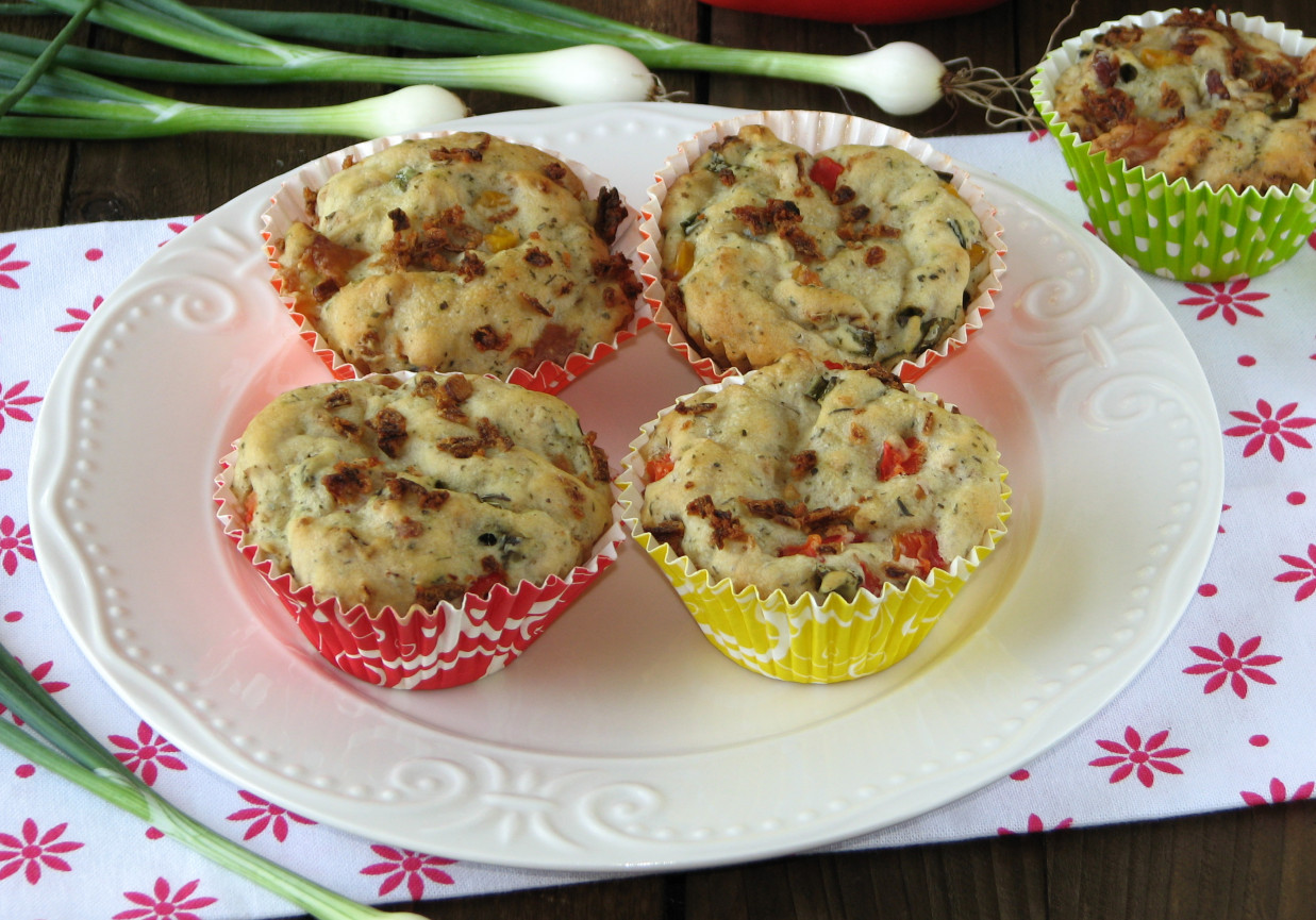 Drożdżowe muffinki z kabanosami foto
