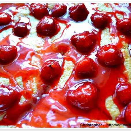 Krok 7 - Drożdżowe na czerwono z jagodami  goyi i truskawkami. foto