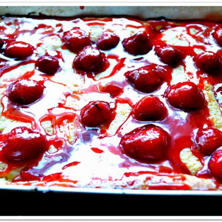 Krok 8 - Drożdżowe na czerwono z jagodami  goyi i truskawkami. foto