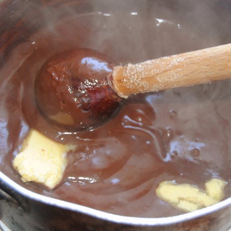 Krok 5 - Drożdżowe naleśniki z czekoladowym sosem foto