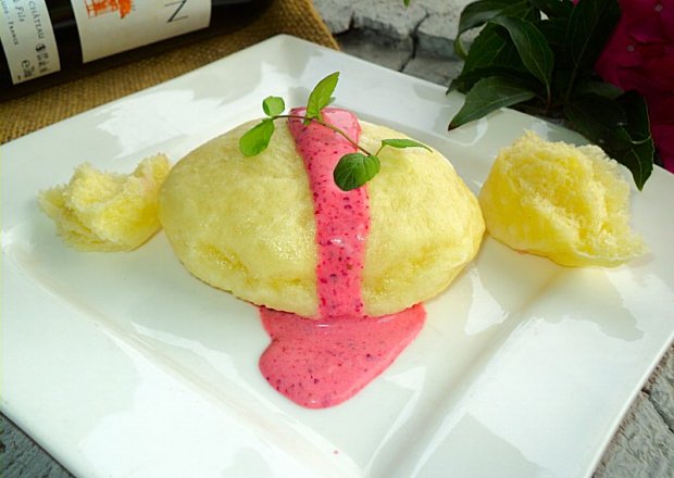 Fotografia przedstawiająca Drożdżowe pampuchy z sosem owocowym