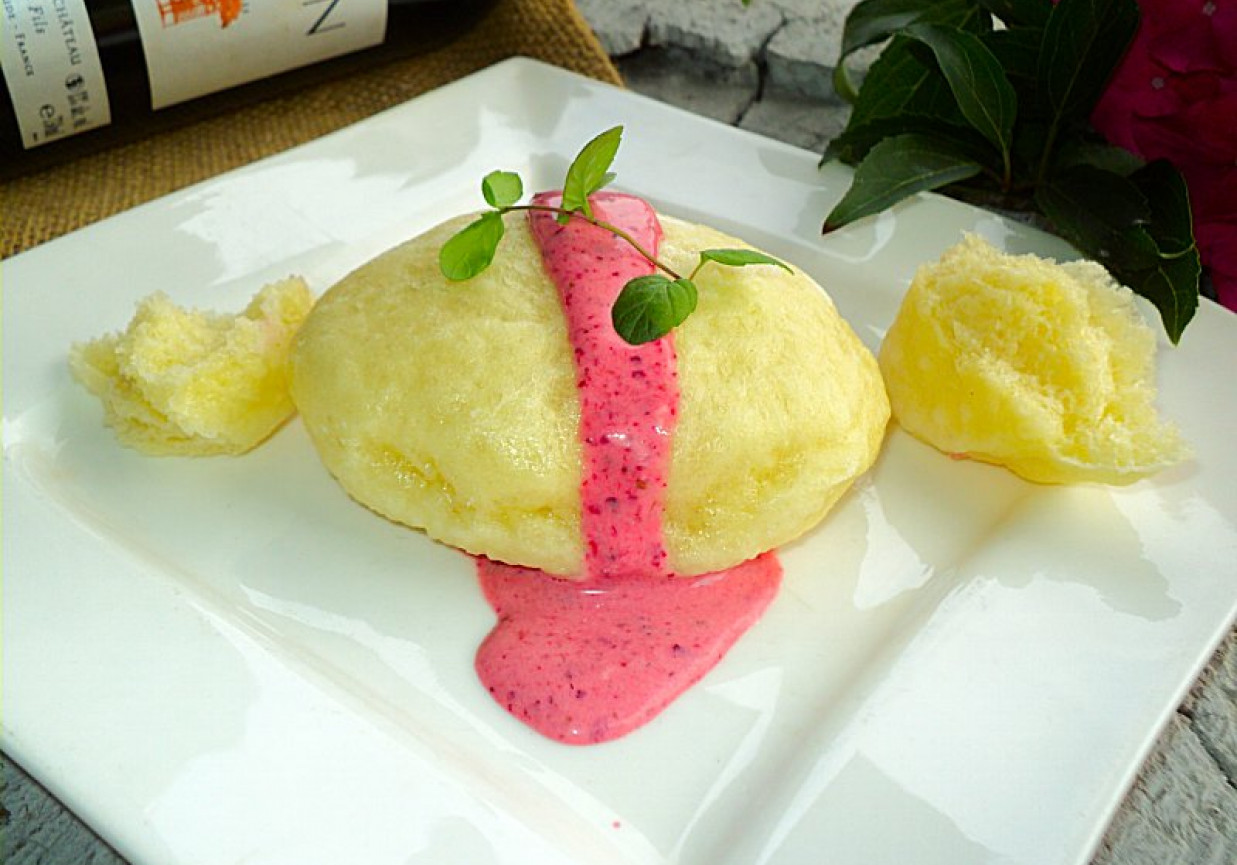 Drożdżowe pampuchy z sosem owocowym  foto