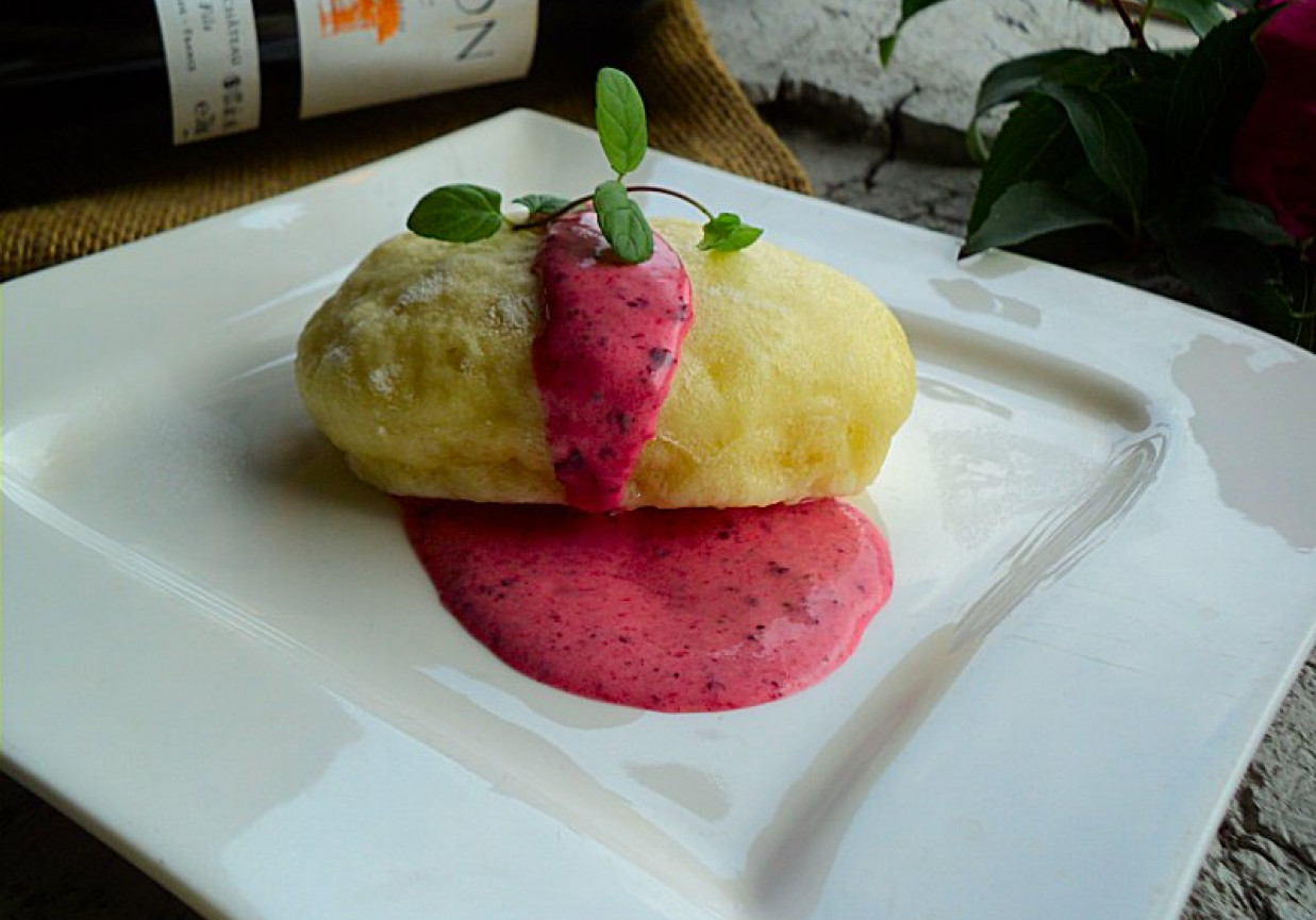 Drożdżowe pampuchy z sosem owocowym  foto