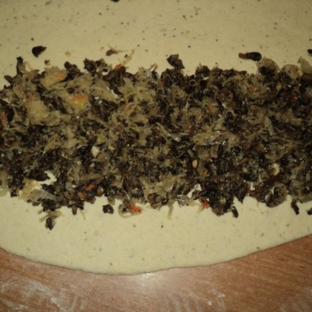 Krok 4 - Drożdżowe paszteciki z pieczarkami i kapustą foto