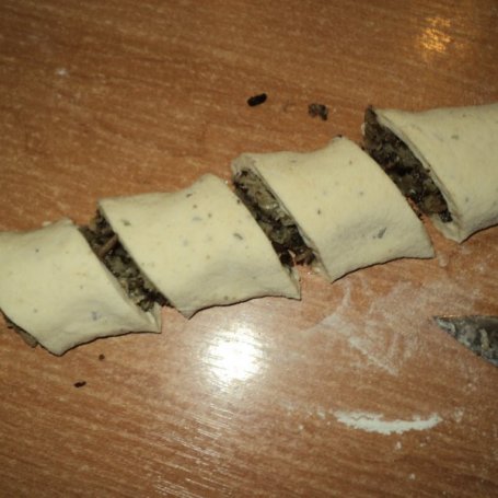 Krok 5 - Drożdżowe paszteciki z pieczarkami i kapustą foto
