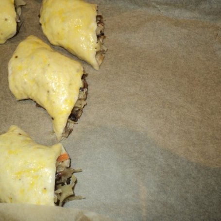 Krok 6 - Drożdżowe paszteciki z pieczarkami i kapustą foto