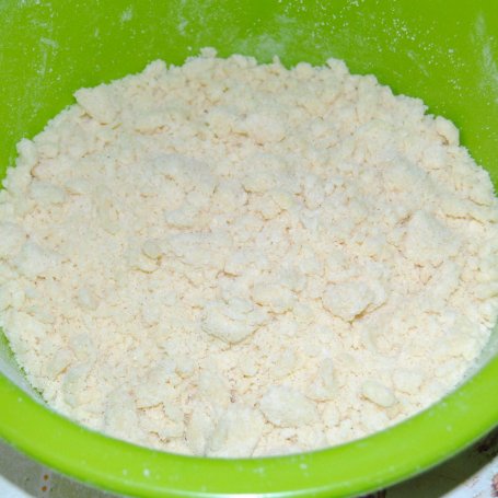 Krok 5 - Drożdżowe pieguski ze śliwką foto