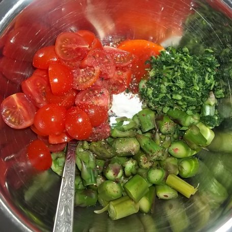 Krok 6 - Drożdżowe pierogi ze szparagami, pomidorkami cherry i młodą pokrzywą foto