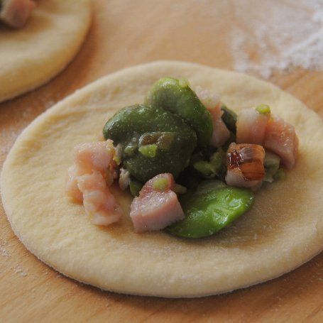 Krok 1 - Drożdżowe pierożki z bobem foto