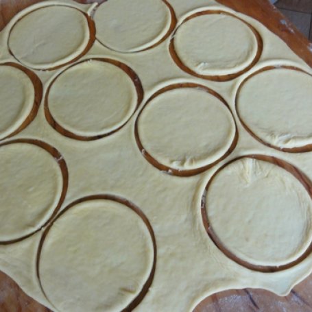 Krok 2 - Drożdżowe pierożki z owocami foto