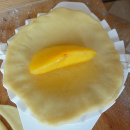 Krok 3 - Drożdżowe pierożki z owocami foto