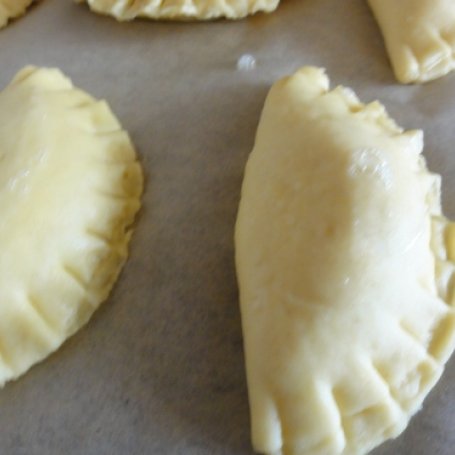 Krok 4 - Drożdżowe pierożki z owocami foto