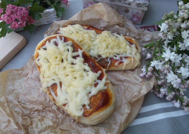 Fotografia przedstawiająca Drożdżowe placki z ketchupem i serem żółtym.