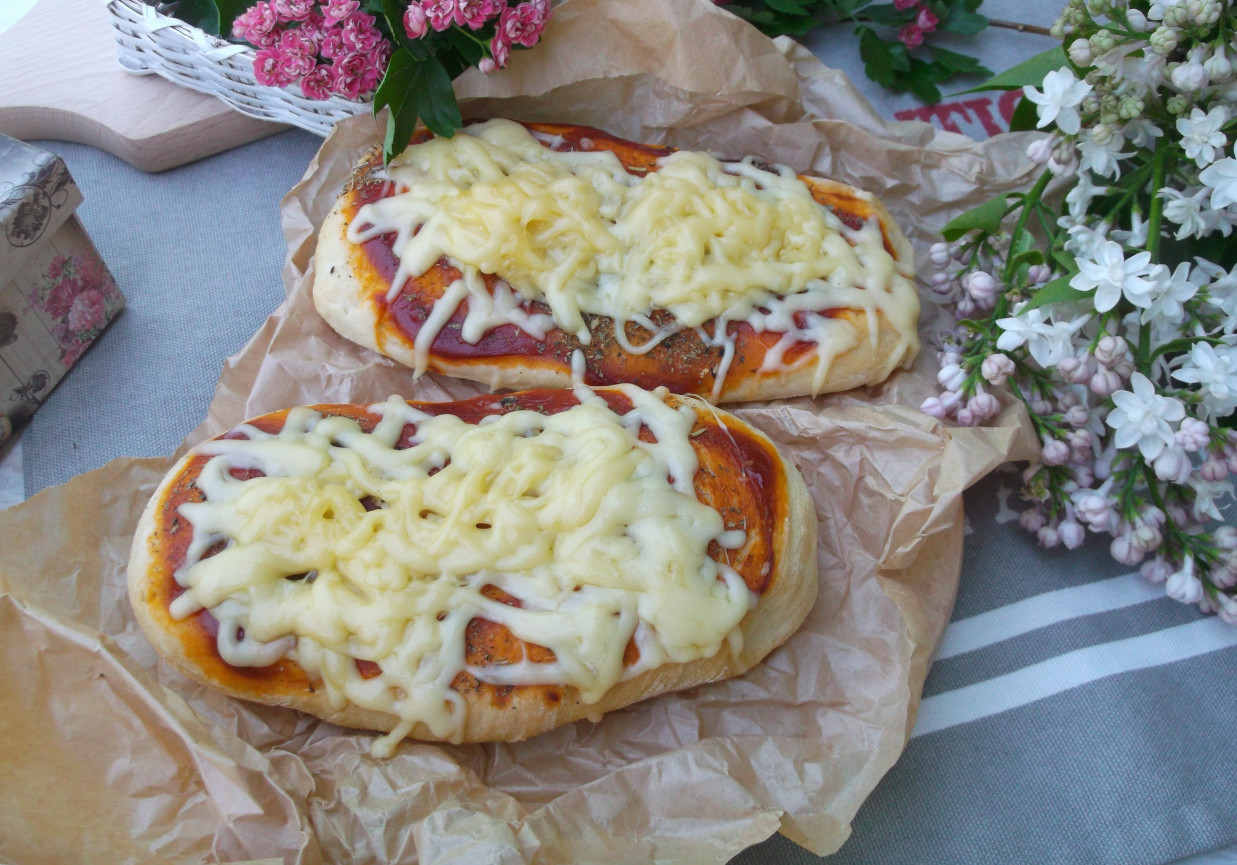 Drożdżowe placki z ketchupem i serem żółtym. foto