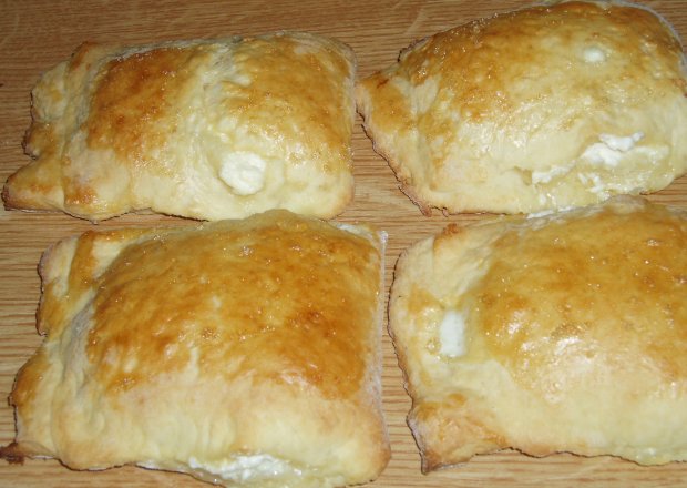 Fotografia przedstawiająca Drożdżowe poduszeczki z serem