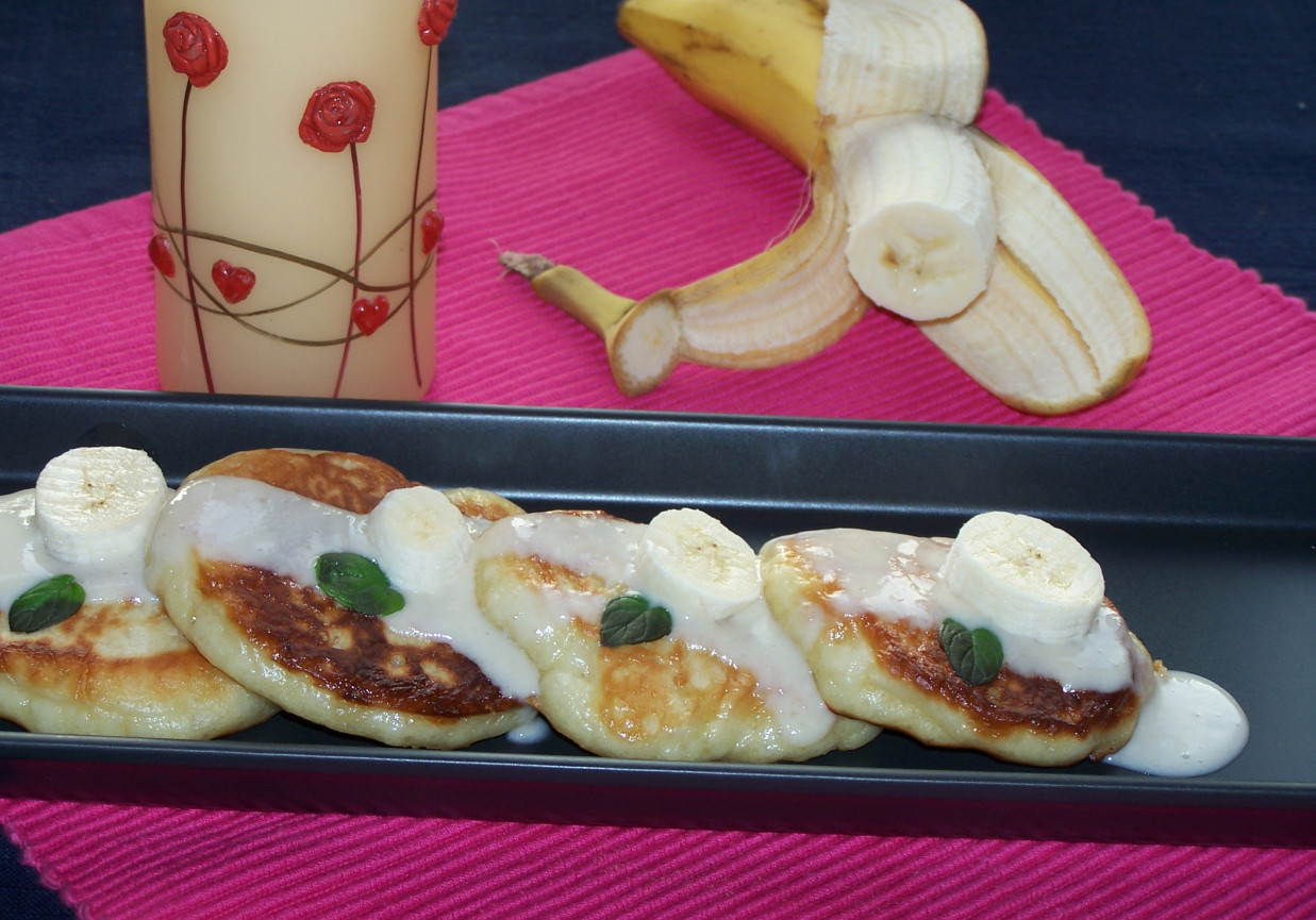 Drożdżowe racuchy z sosem serowo-bananowym, czyli jak urozmaicić "zwykłe" placki :) foto