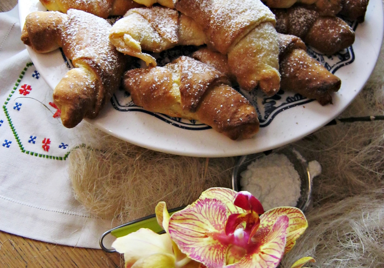Drożdżowe rogaliki bez jajek i wyrastania foto