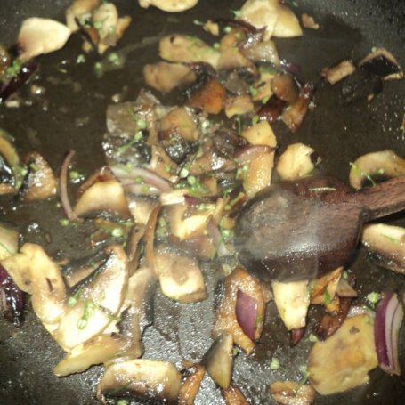 Krok 3 - Drożdżowe ślimaczki z szynką parmeńską, mozarellą, oliwkami, grzybami  foto