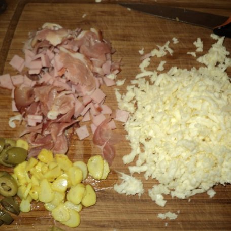 Krok 4 - Drożdżowe ślimaczki z szynką parmeńską, mozarellą, oliwkami, grzybami foto