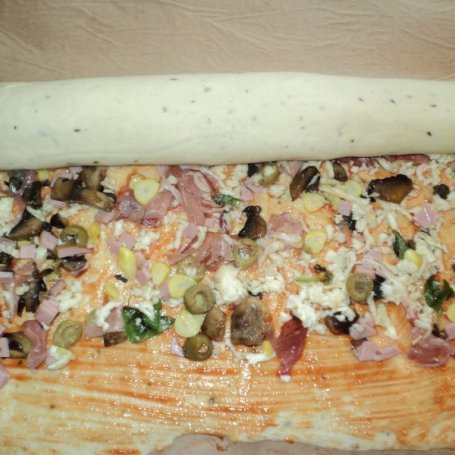 Krok 7 - Drożdżowe ślimaczki z szynką parmeńską, mozarellą, oliwkami, grzybami foto