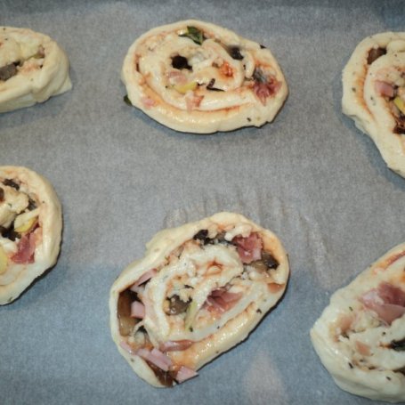 Krok 8 - Drożdżowe ślimaczki z szynką parmeńską, mozarellą, oliwkami, grzybami foto