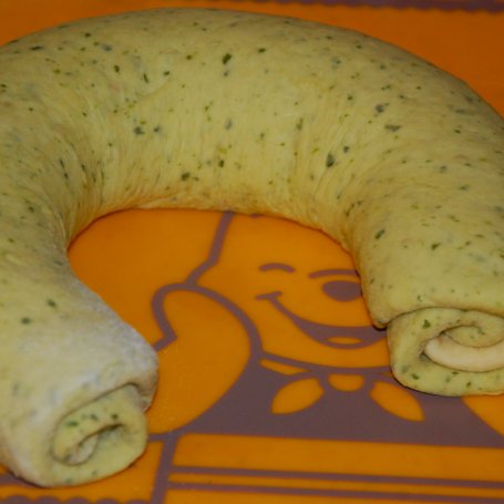 Krok 2 - Drożdżowe ślimaki z bazyliowym pesto i mozzarellą foto