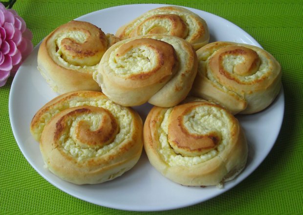Fotografia przedstawiająca Drożdżowe ślimaki z serem