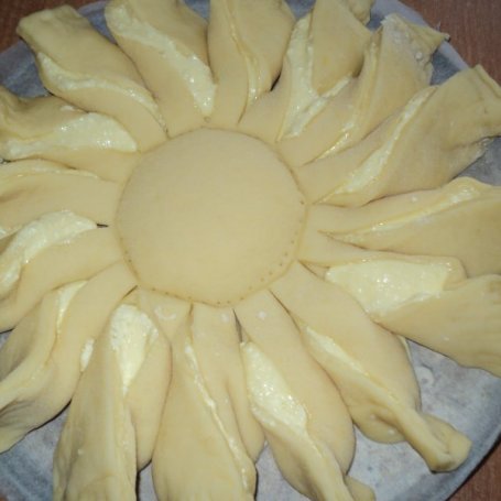 Krok 8 - Drożdżowe słoneczko z serem  foto
