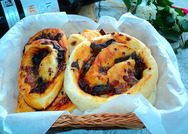 Fotografia przedstawiająca Drożdżowe zawijańce z grzybami, cebulą, sosem pepperoni i serem