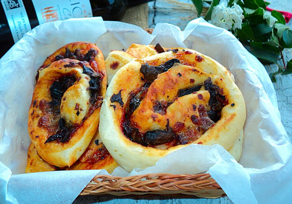 Drożdżowe zawijańce z grzybami, cebulą, sosem pepperoni i serem  foto