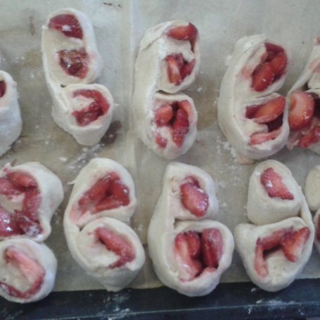 Krok 5 - Drożdżóweczki z truskawkami foto