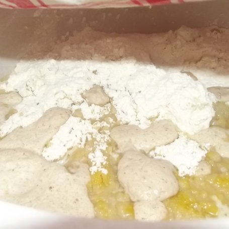 Krok 5 - Drożdżowiec ze śliwką foto