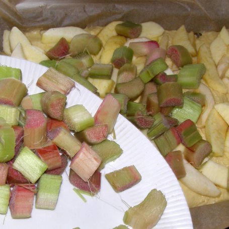 Krok 6 - drożdżówka z cynamonowym rabarbarem i jabłkami... foto