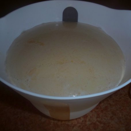 Krok 1 - Drożdżówka z konfiturą dzikiej róży i owocami foto