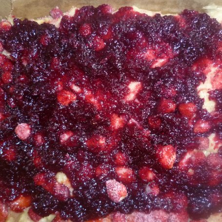 Krok 6 - Drożdżówka z konfiturą dzikiej róży i owocami foto