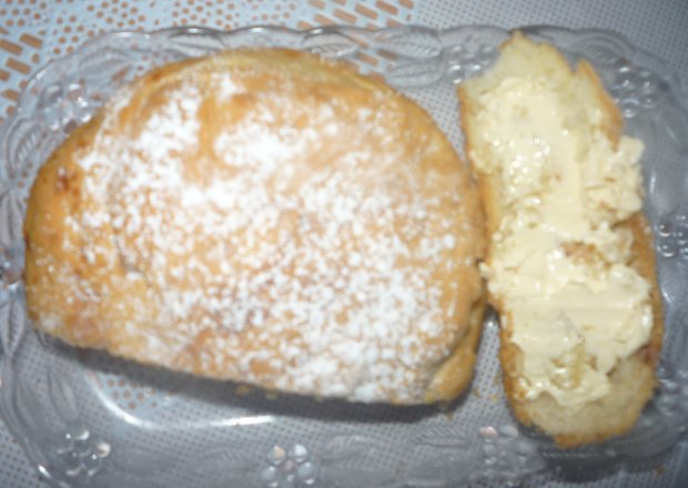 Fotografia przedstawiająca Drożdżówka z masłem