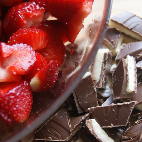 Krok 2 - Drożdżówka z rabarbarem, truskawkami i czekoladą foto