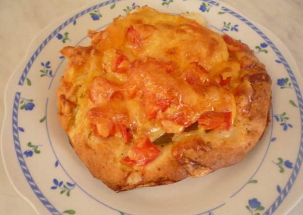 Fotografia przedstawiająca Drożdżówka z serem żółtym i pomidorem