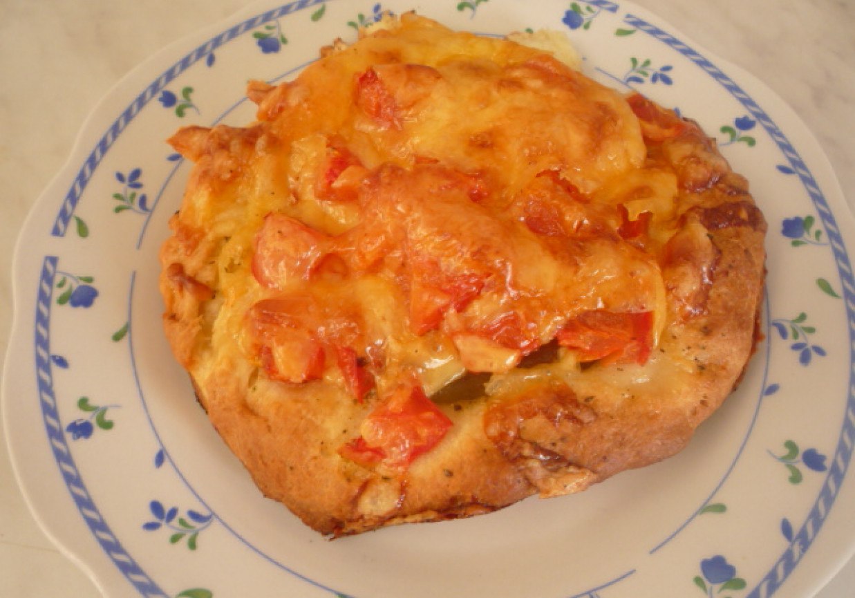 Drożdżówka z serem żółtym i pomidorem foto