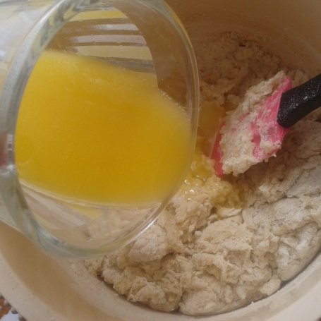 Krok 3 - Drożdżówka z truskawkami i kruszonką foto