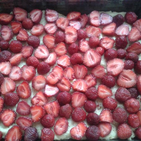 Krok 6 - Drożdżówka z truskawkami i kruszonką foto