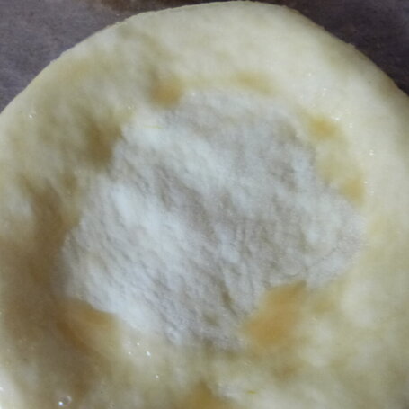 Krok 4 - Drożdżówki z ananasem i orzechami foto