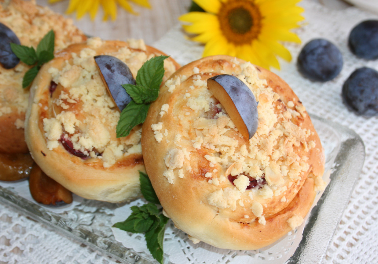 Drożdżówki z białą czekoladą i śliwkami foto