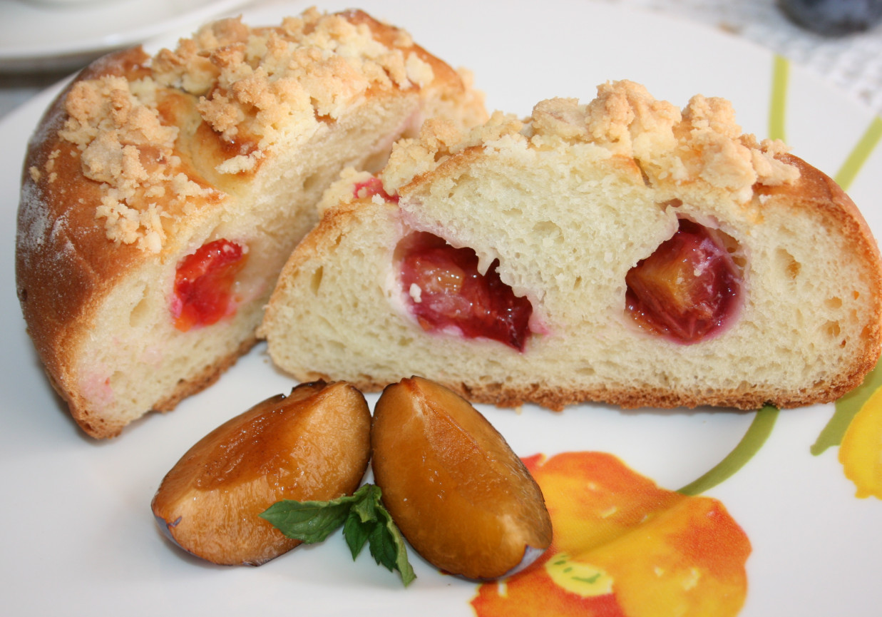 Drożdżówki z białą czekoladą i śliwkami foto