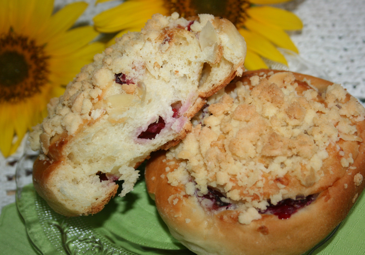 Drożdżówki z białą czekoladą i śliwkami foto