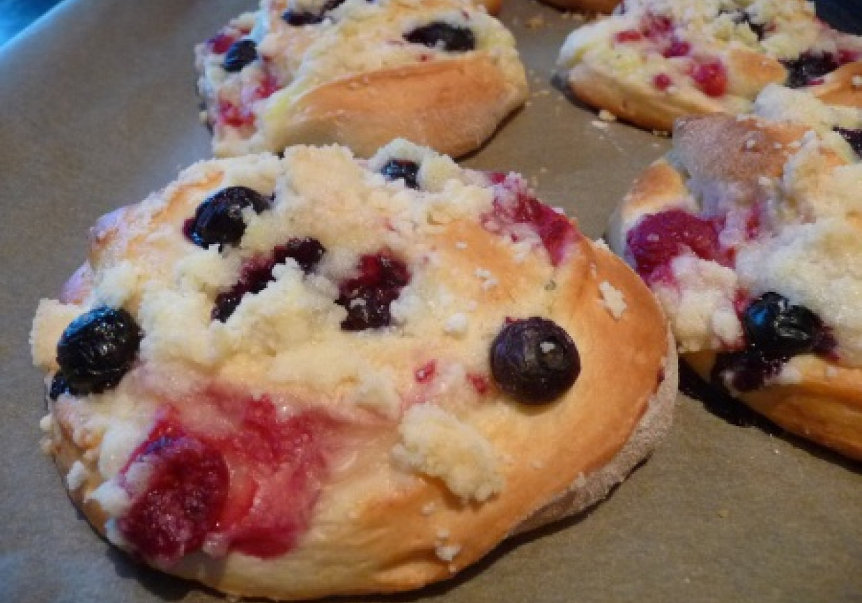 Drożdżówki z budyniem i owocami foto